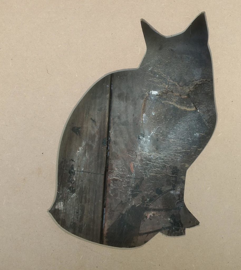 madera con negativo con forma de gato
